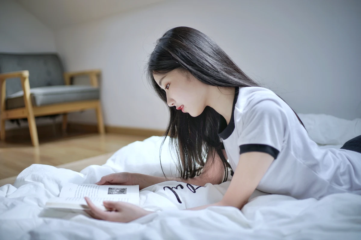 [艺图语] 2022.12.29 Vol.2785 – 阁楼里的素白 小静#[26P]-1
