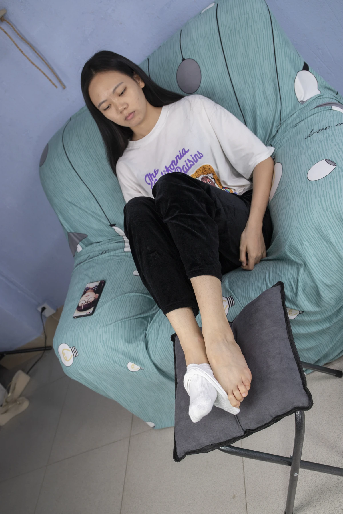 [爱美足] NO.032 脚气美女小怡夹着几天没换袜子摆弄，味道真浓 南国足艺#[93P]-1