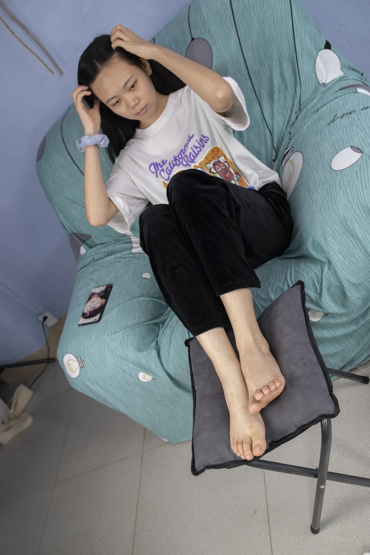 [爱美足] NO.032 脚气美女小怡夹着几天没换袜子摆弄，味道真浓 南国足艺#[93P]-2