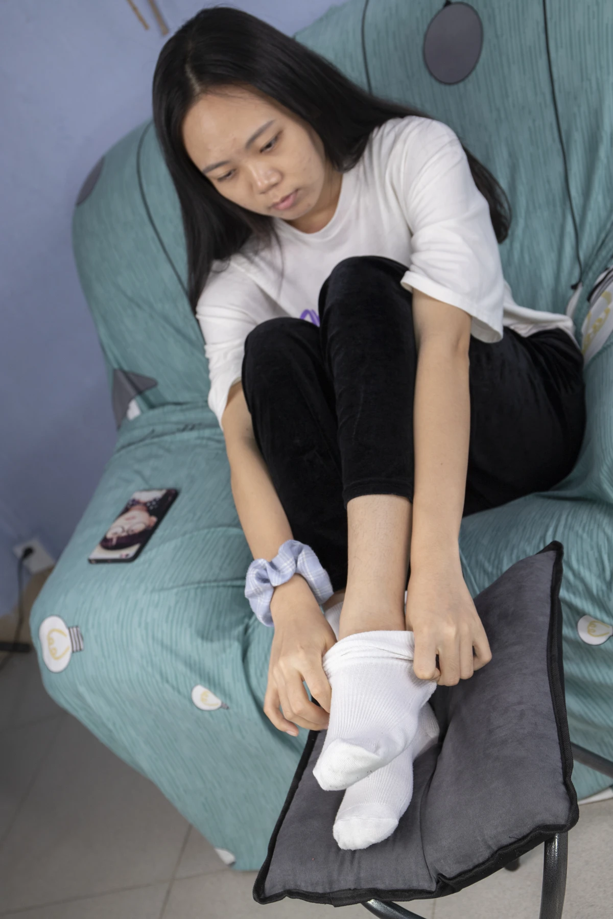 [爱美足] NO.032 脚气美女小怡夹着几天没换袜子摆弄，味道真浓 南国足艺#[93P]-7