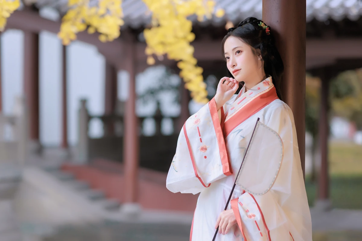 [艺图语] 2023.01.10 Vol.2886 – 雨中银杏 眸小妖#[24P]-1