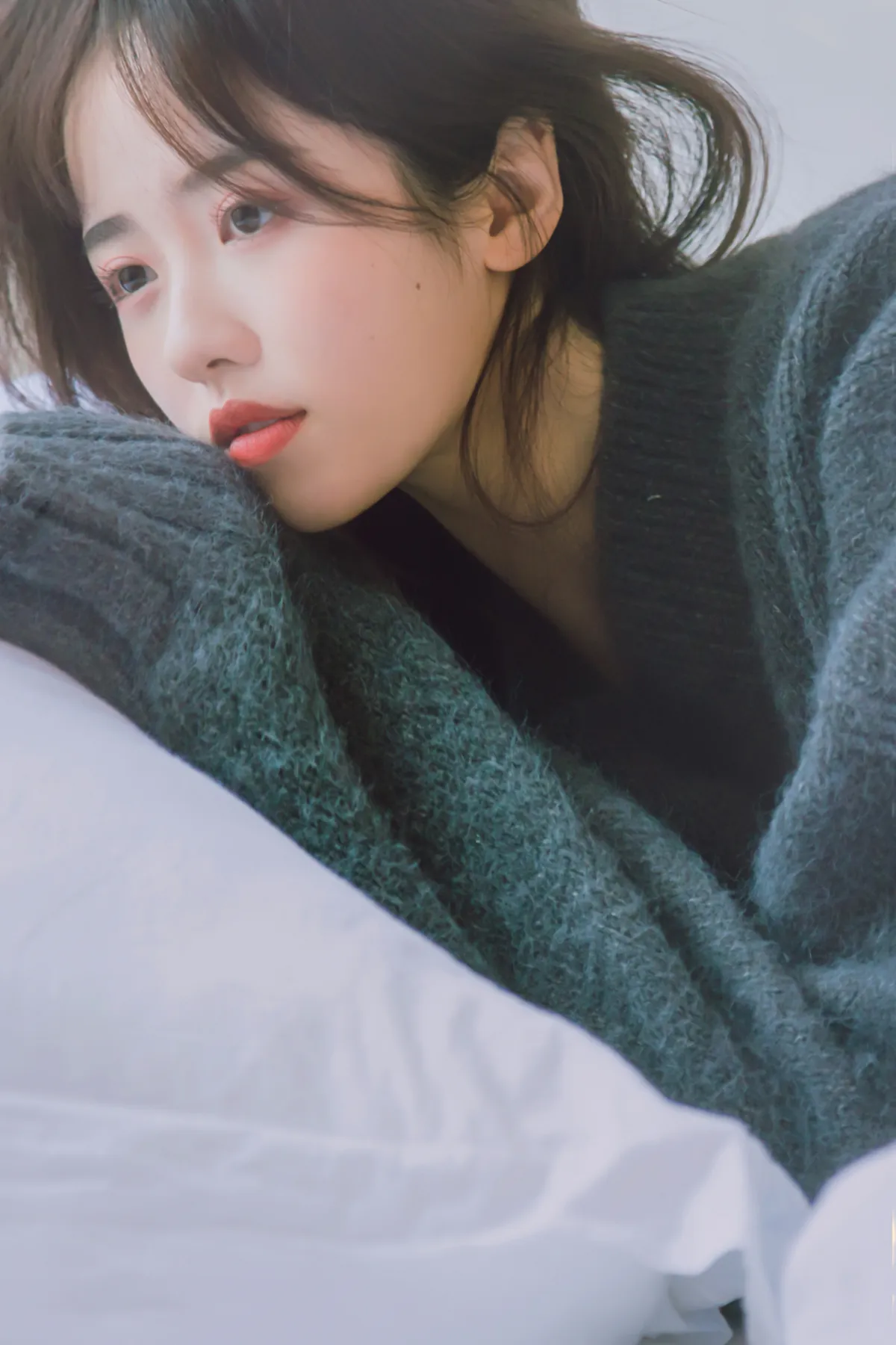 [艺图语] 2022.12.14 Vol.2677 – 空白格 梨涡允允#[23P]-8