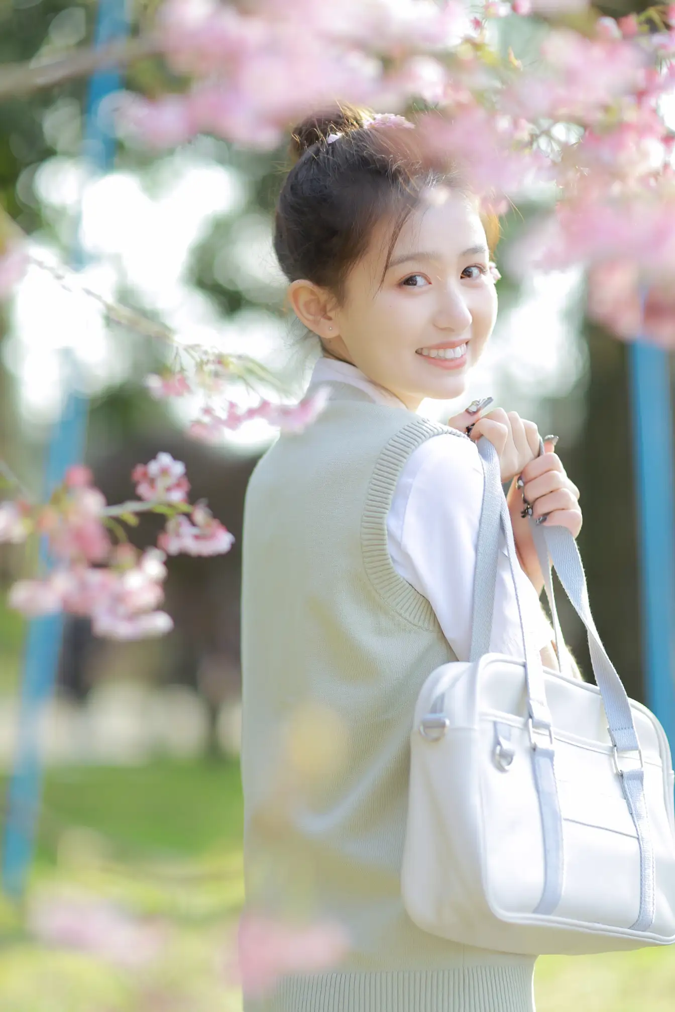 [艺图语] 2022.05.11 Vol.854 – 樱花下的春日心动 瑞秋的快乐人生#[23P]-4