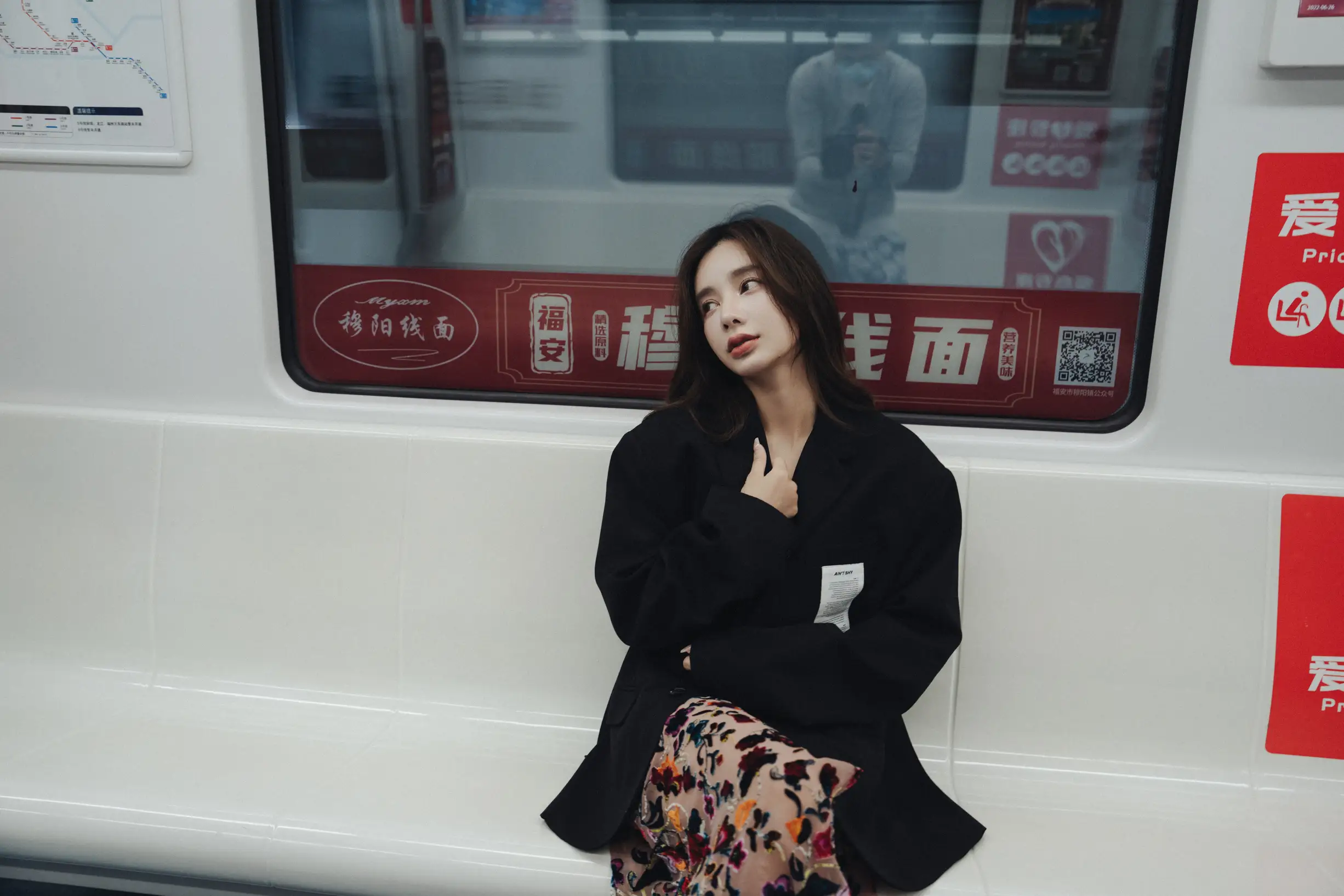 [艺图语] 2022.08.05 Vol.1630 – 落寞地铁 姝雯同学#[41P]-7