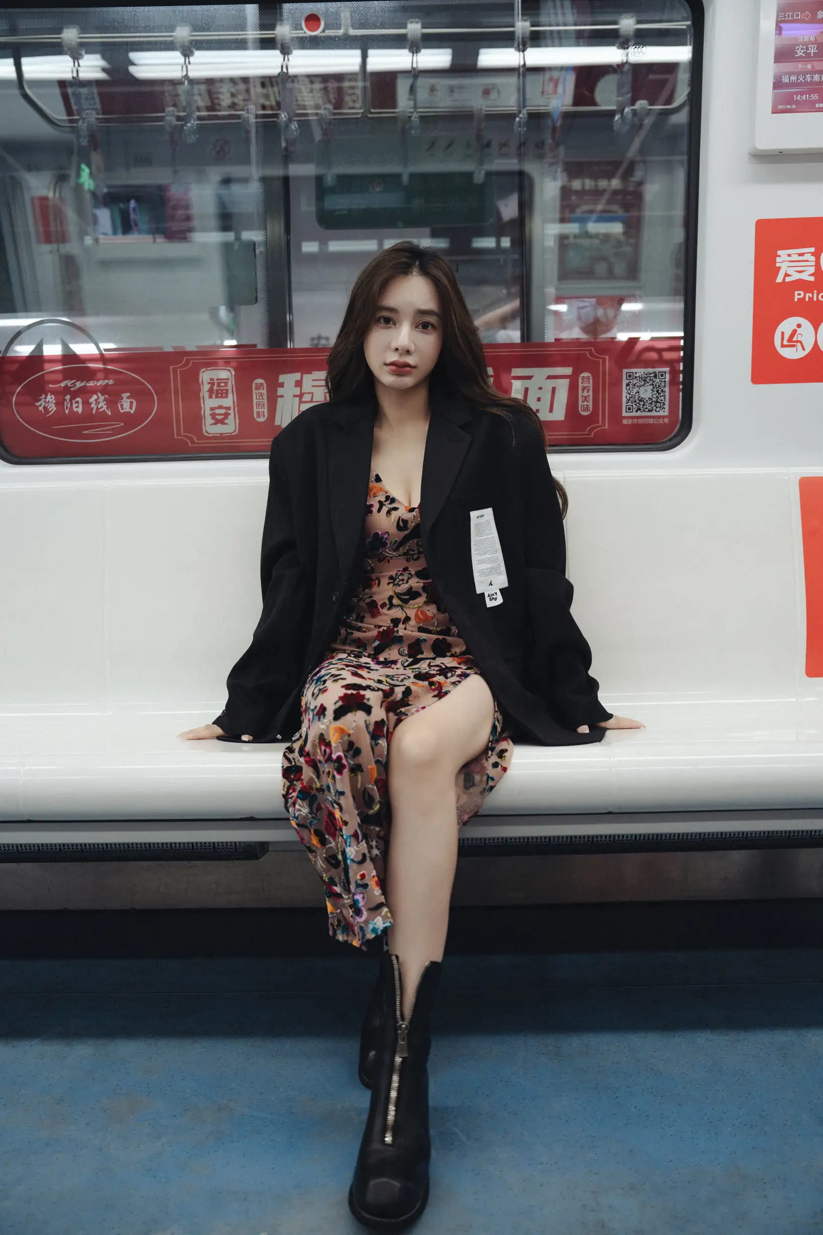 [艺图语] 2022.08.05 Vol.1630 – 落寞地铁 姝雯同学#[41P]-1