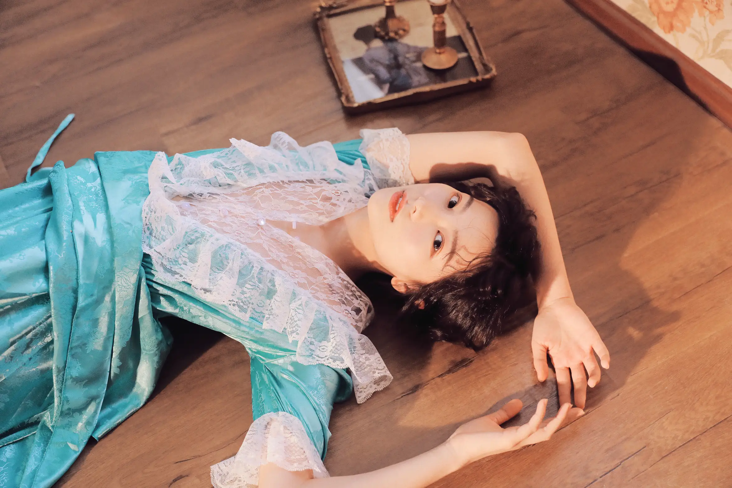 [艺图语] 2022.11.25 Vol.2522 窗边少女#[35P]-1
