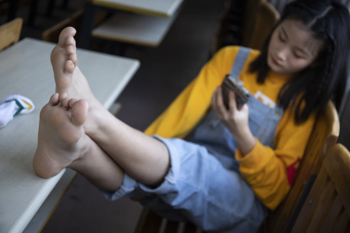 [Mzsock] NO.019 From a tricky angle, Sichuan girl Linlin shows off her beautiful feet in the classroom Southern football skills#[121P]-4