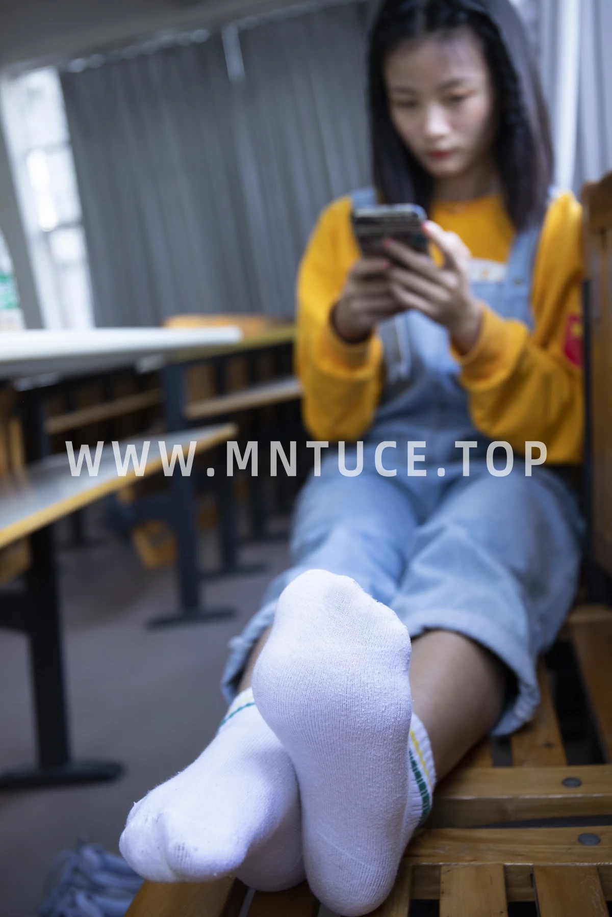 [Mzsock] NO.019 From a tricky angle, Sichuan girl Linlin shows off her beautiful feet in the classroom Southern football skills#[121P]-3