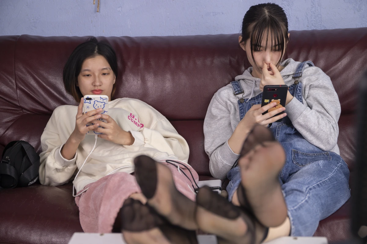 [Mzsock] NO.016 Xiaoyun and Xiaoxiao show off their beautiful feet in black stockings, big feet stepping on small feet, showing feet to feet Southern football skills#[102P]-7