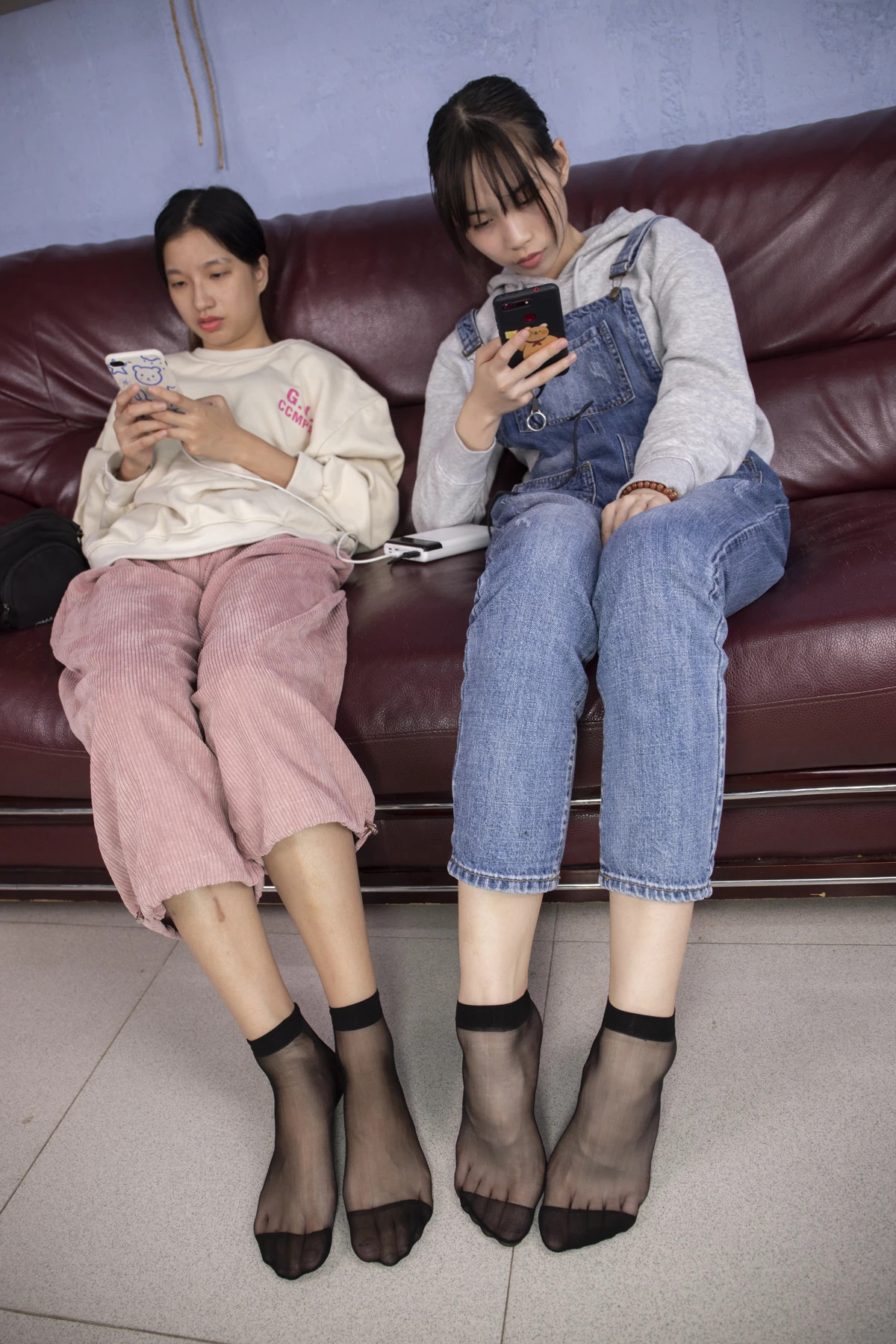 [Mzsock] NO.016 Xiaoyun and Xiaoxiao show off their beautiful feet in black stockings, big feet stepping on small feet, showing feet to feet Southern football skills#[102P]-9