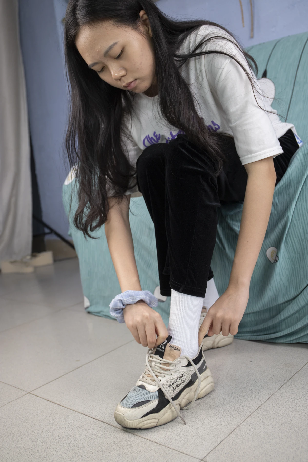 [Mzsock] NO.032 Xiaoyi, a beauty with athlete’s foot, plays with the socks that she hasn’t changed for several days. The smell is really strong. Southern football skills#[93P]-1