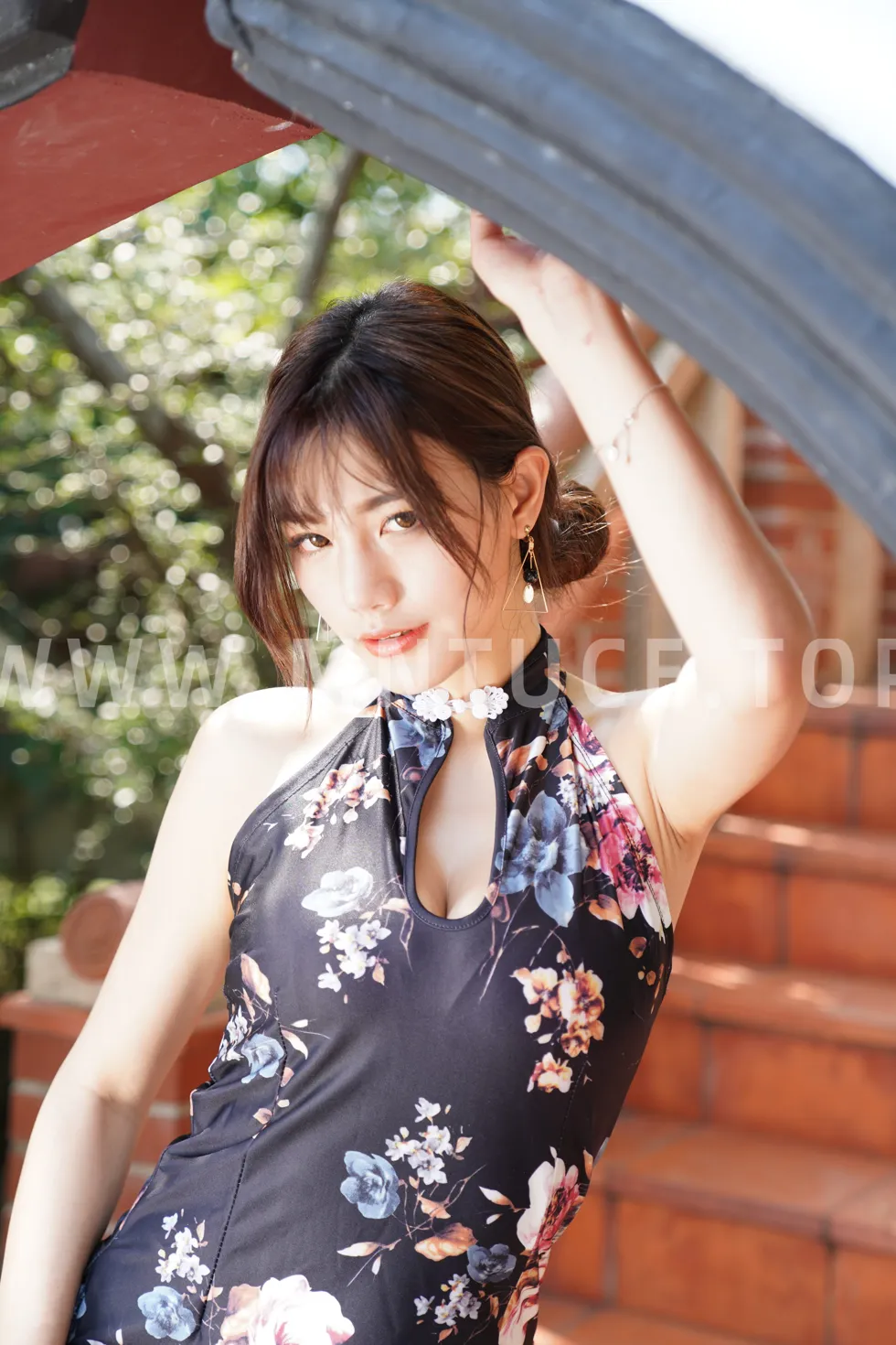 [Mzsock] NO.104 Chen Wei blue flower short cheongsam with high heels and beautiful legs street photography#[117P]-10