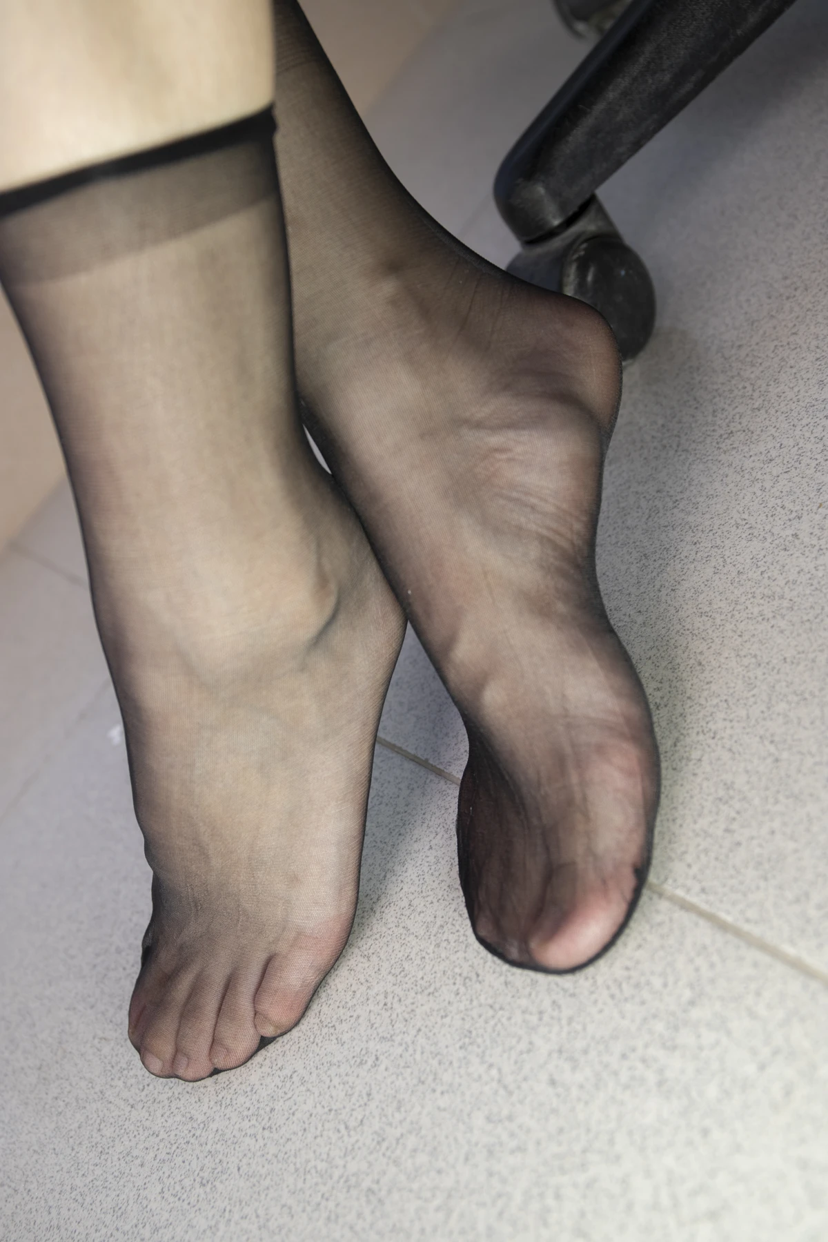 [Mzsock] NO.010 Model Peng Peng shows off her beautiful feet in transparent black stockings in the office, in various postures that are very tempting Southern football skills#[126P]-1