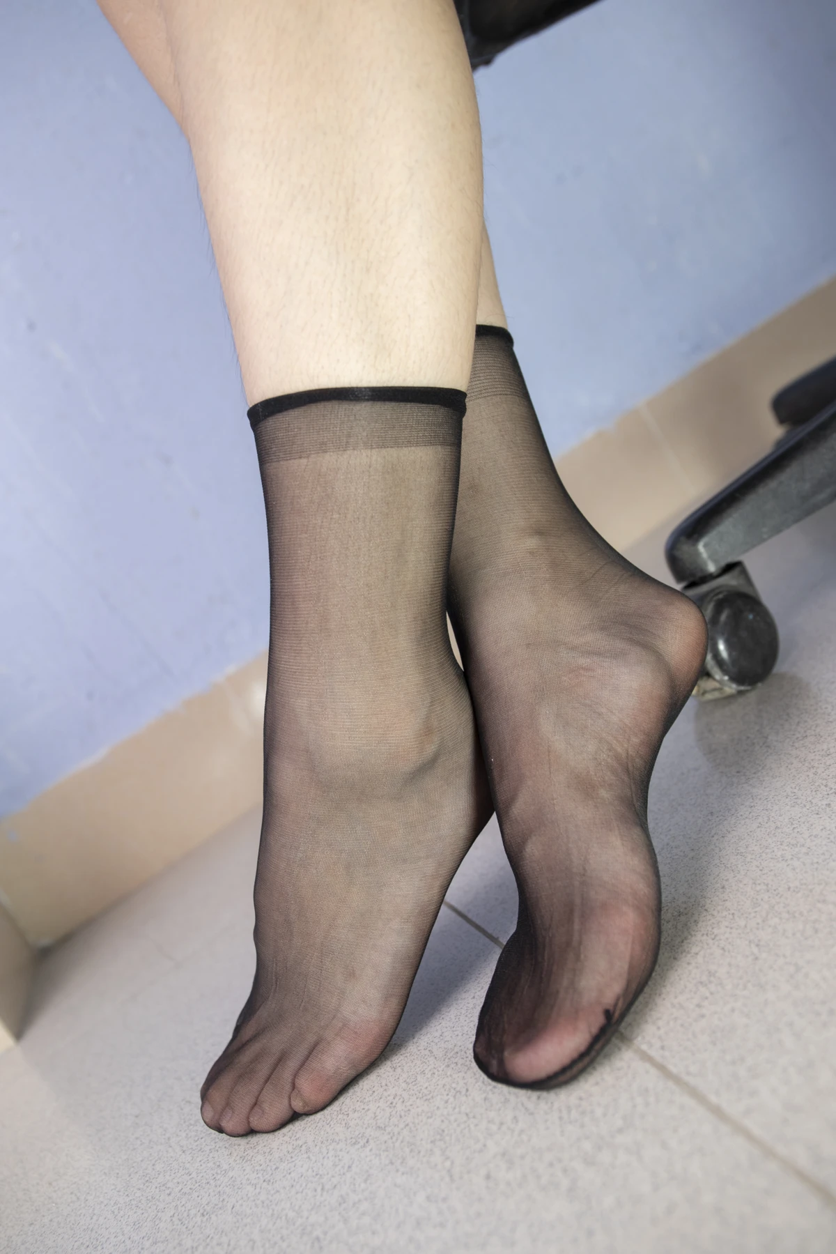 [Mzsock] NO.010 Model Peng Peng shows off her beautiful feet in transparent black stockings in the office, in various postures that are very tempting Southern football skills#[126P]-4