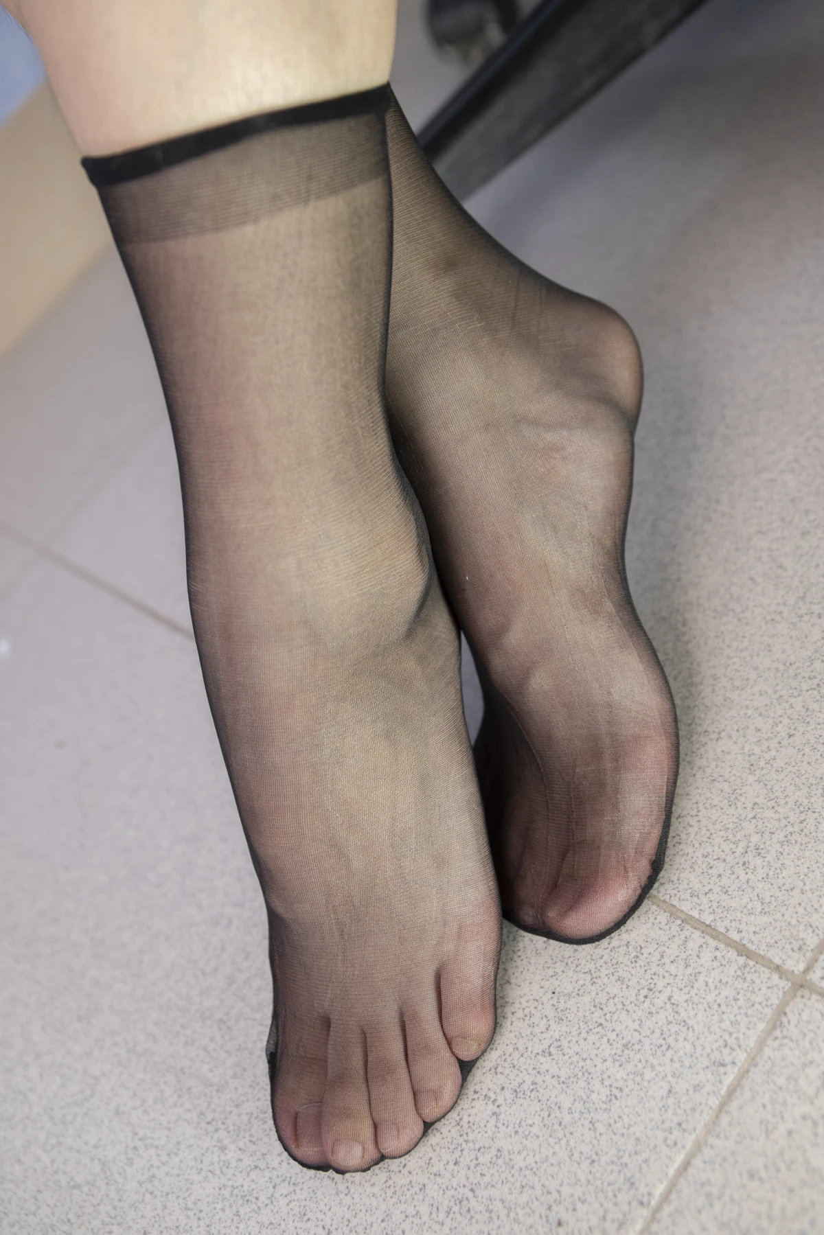 [Mzsock] NO.010 Model Peng Peng shows off her beautiful feet in transparent black stockings in the office, in various postures that are very tempting Southern football skills#[126P]-7