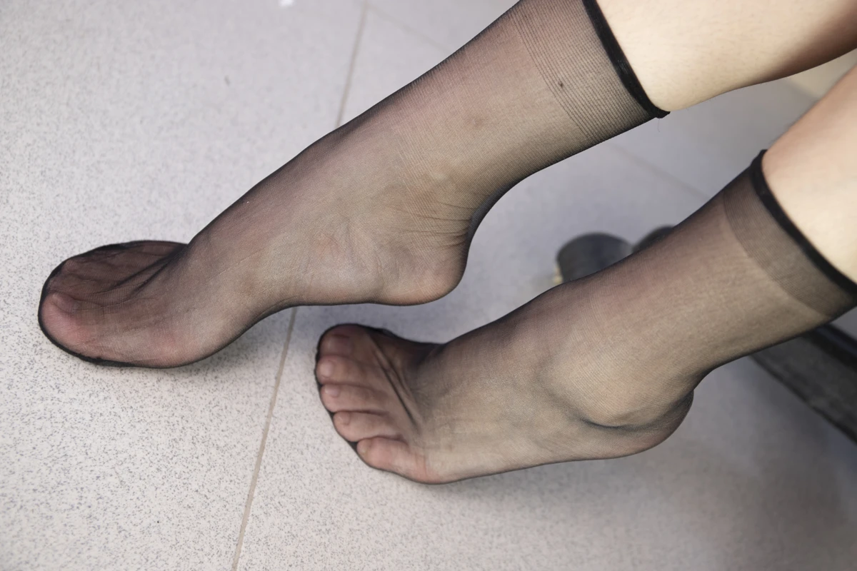 [Mzsock] NO.010 Model Peng Peng shows off her beautiful feet in transparent black stockings in the office, in various postures that are very tempting Southern football skills#[126P]-3