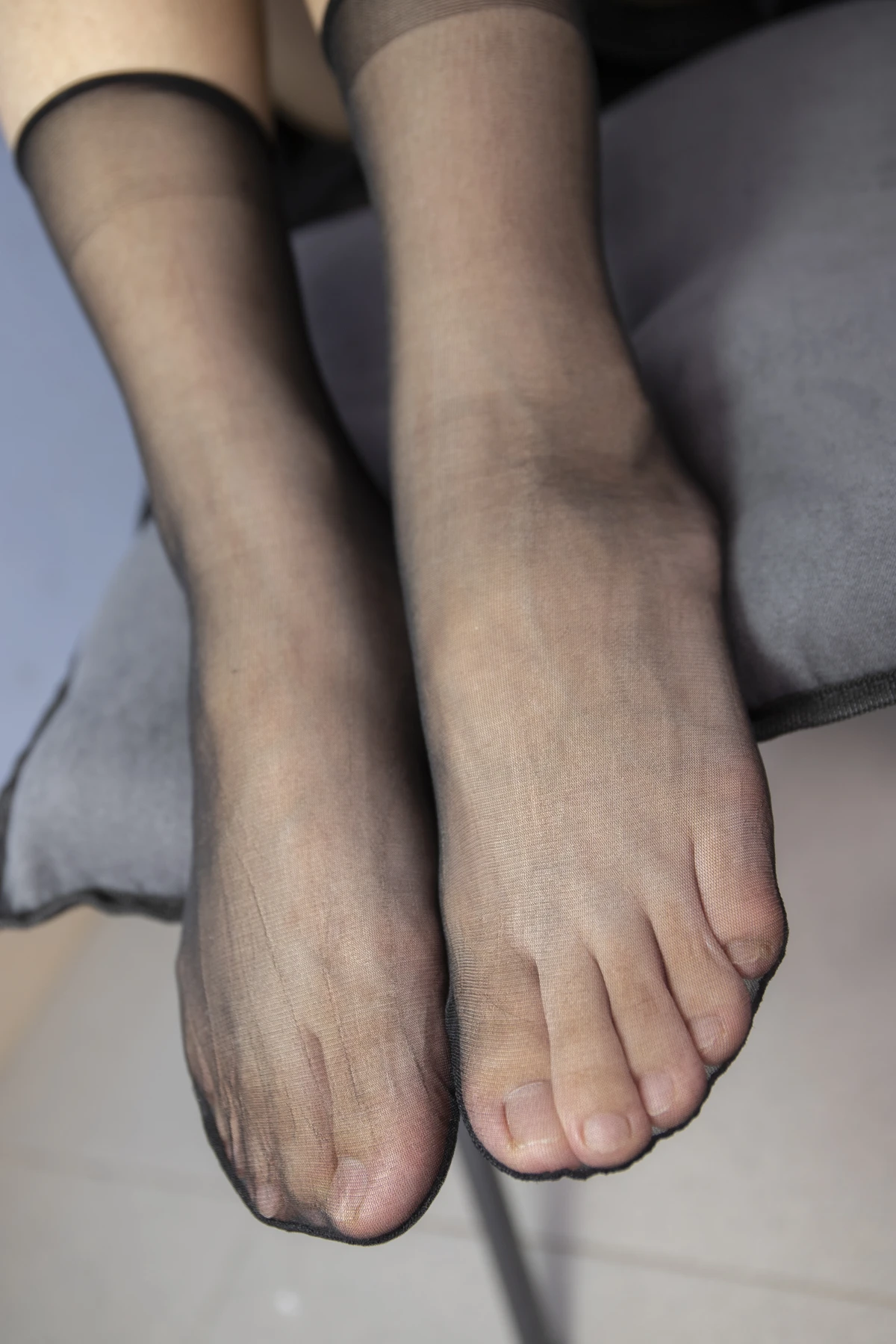 [Mzsock] NO.010 Model Peng Peng shows off her beautiful feet in transparent black stockings in the office, in various postures that are very tempting Southern football skills#[126P]-9