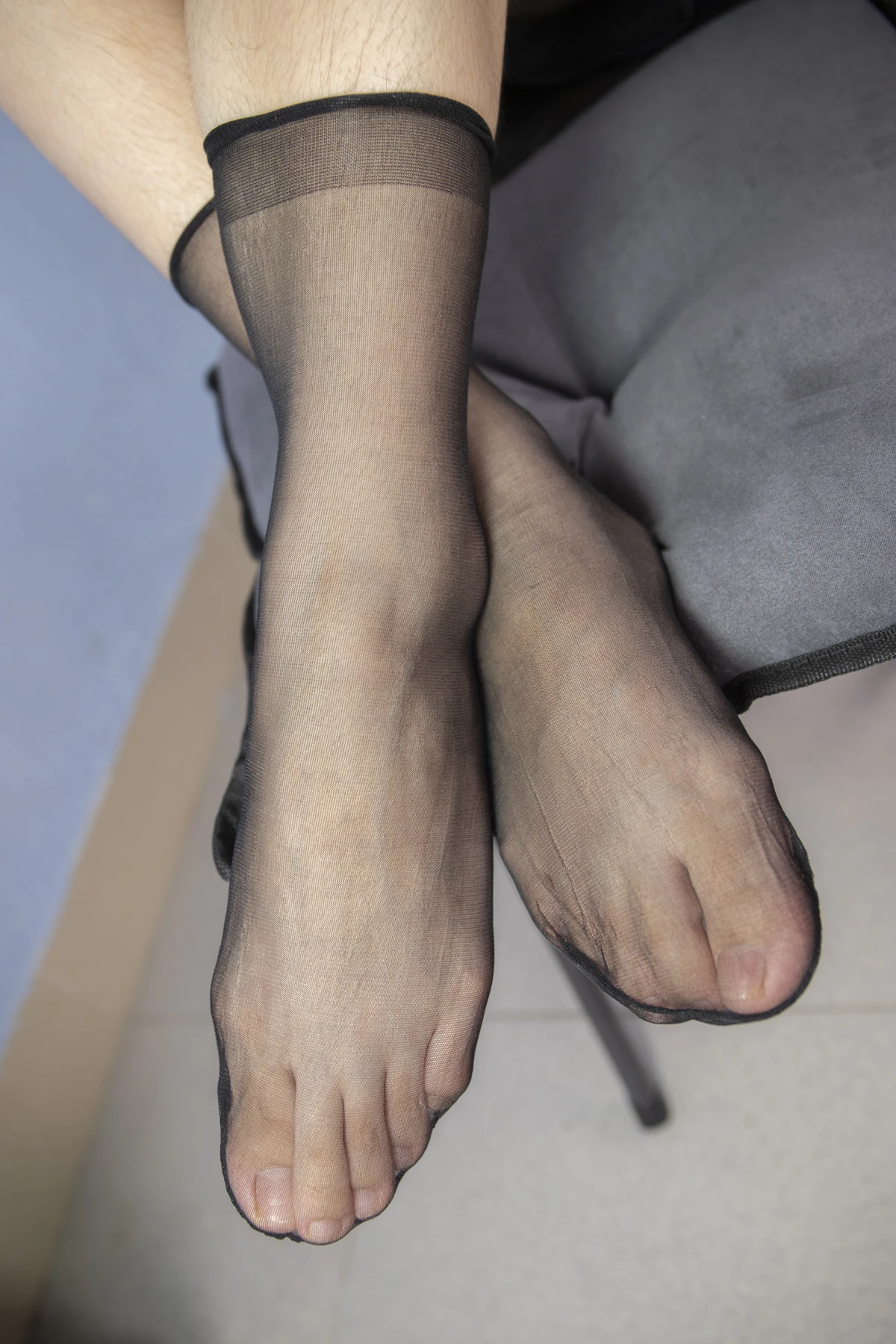 [Mzsock] NO.010 Model Peng Peng shows off her beautiful feet in transparent black stockings in the office, in various postures that are very tempting Southern football skills#[126P]-3