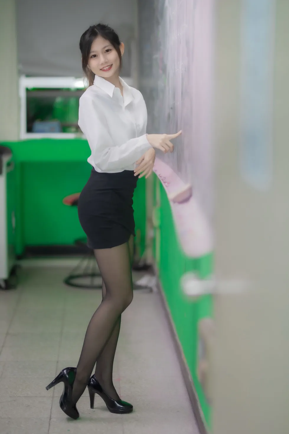 [Mzsock] NO.128 Dolly Liu OL black silk high heels beautiful legs street photography#[31P]-4