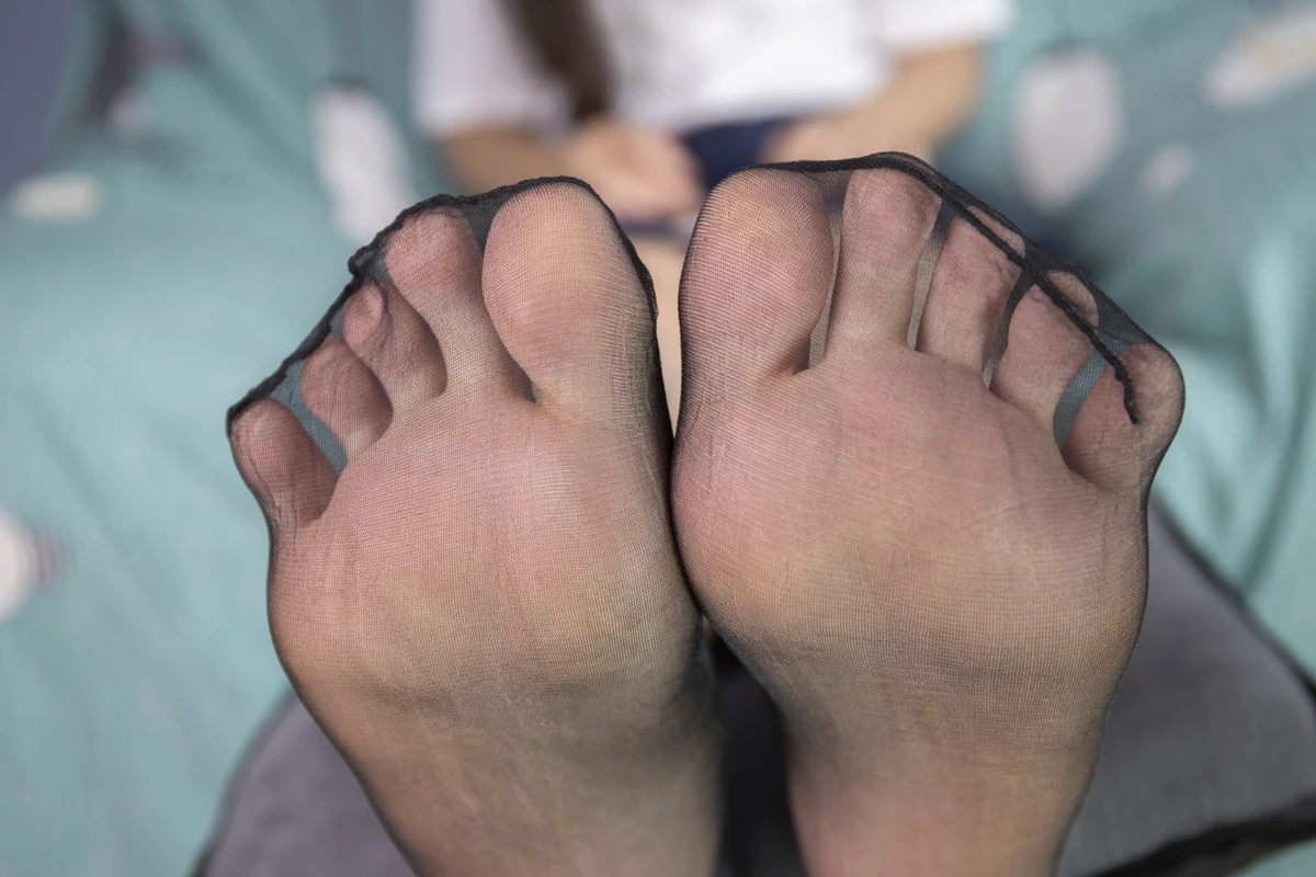 [Mzsock] NO.009 Beauty Shanshan wears black stockings on her beautiful feet painted with red toenail polish. Who doesn’t love such beautiful feet in black stockings? Southern football skills#[107P]-2