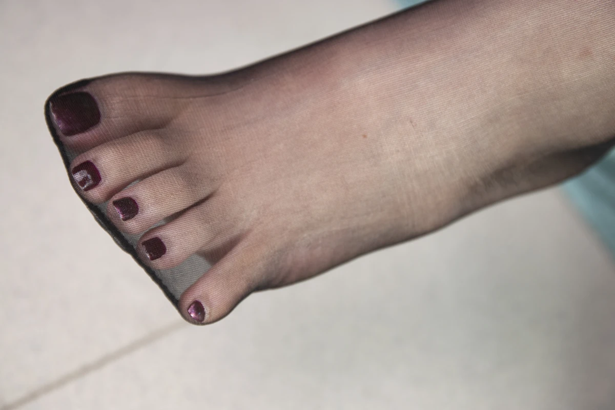 [Mzsock] NO.009 Beauty Shanshan wears black stockings on her beautiful feet painted with red toenail polish. Who doesn’t love such beautiful feet in black stockings? Southern football skills#[107P]-8