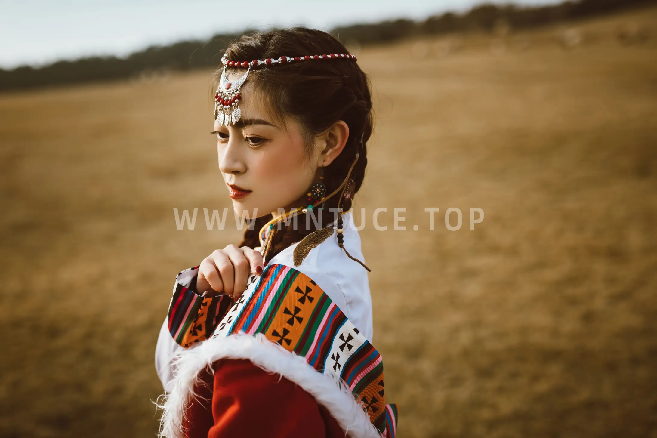 [YITUYU] 2022.07.04 Vol.1376 – Girl in Tibetan Clothes on the Ranch Yixuan-#[22P]-9